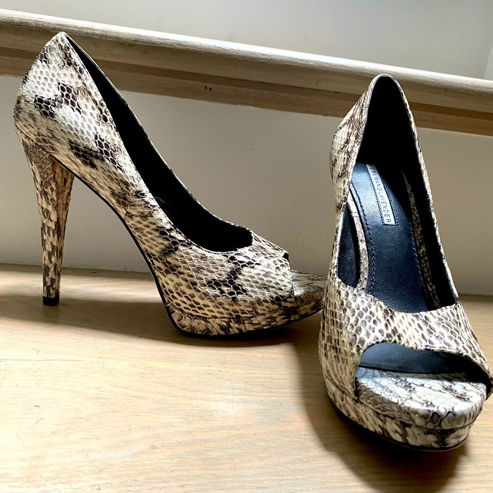 NWOT Vera Wang Lavender collection snake skin platform heels